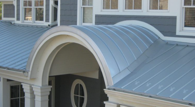 Кровля коммерческого здания из фальцевых панелей