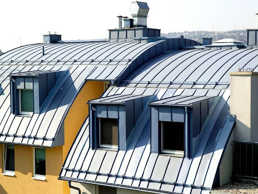 Фасад складского комплекса с продольно гнутым фальцем