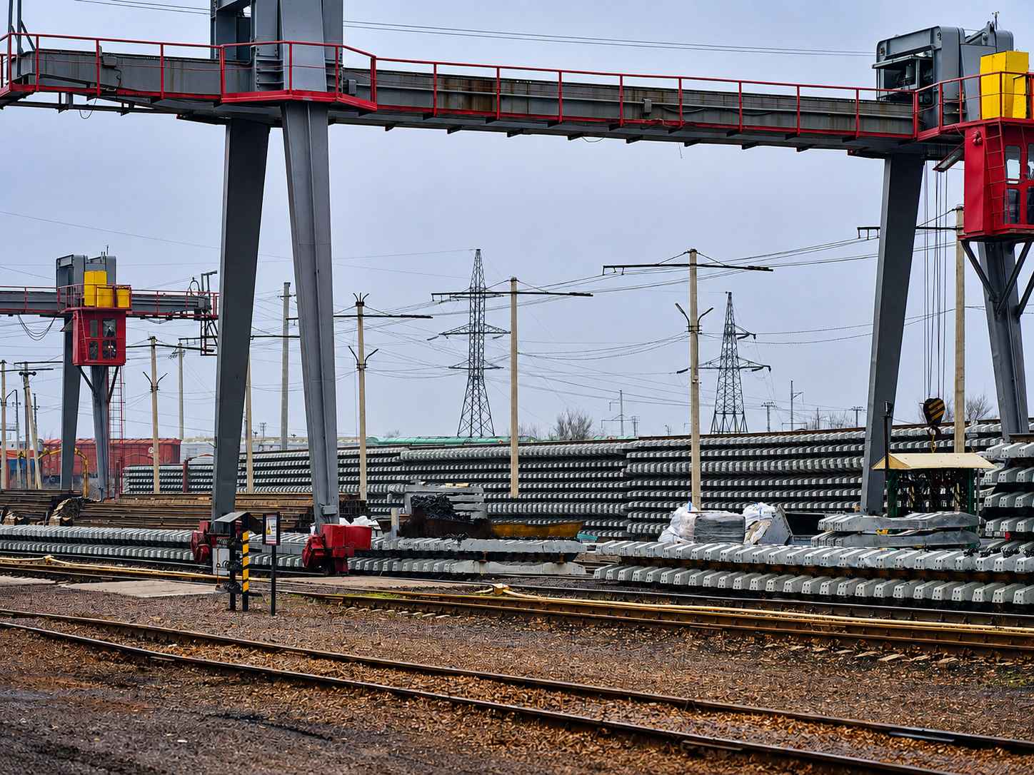 Железнодорожные рельсы и элементы пути