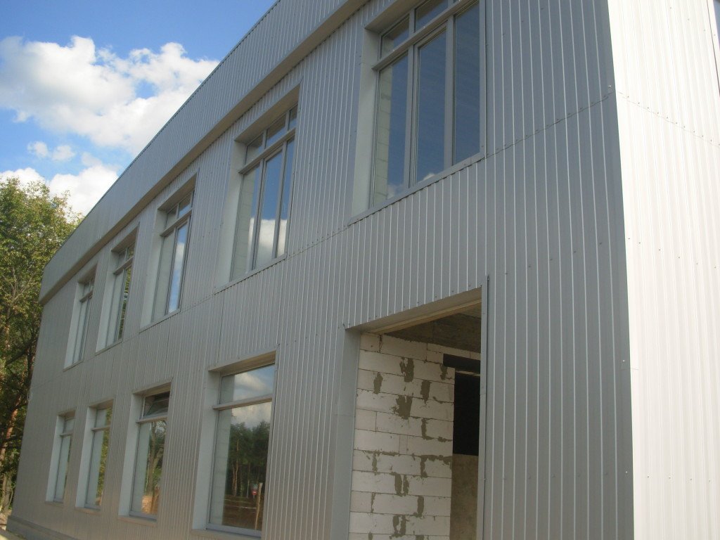 Производственное здание с кровлей из профлиста